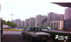 高架下的“免費(fèi)停車場” 教練車違規(guī)停放的警示